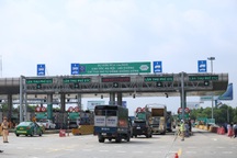 Cục Đường bộ yêu cầu tháo dỡ biển "cấm dừng xe quá 5 phút" tại trạm thu phí