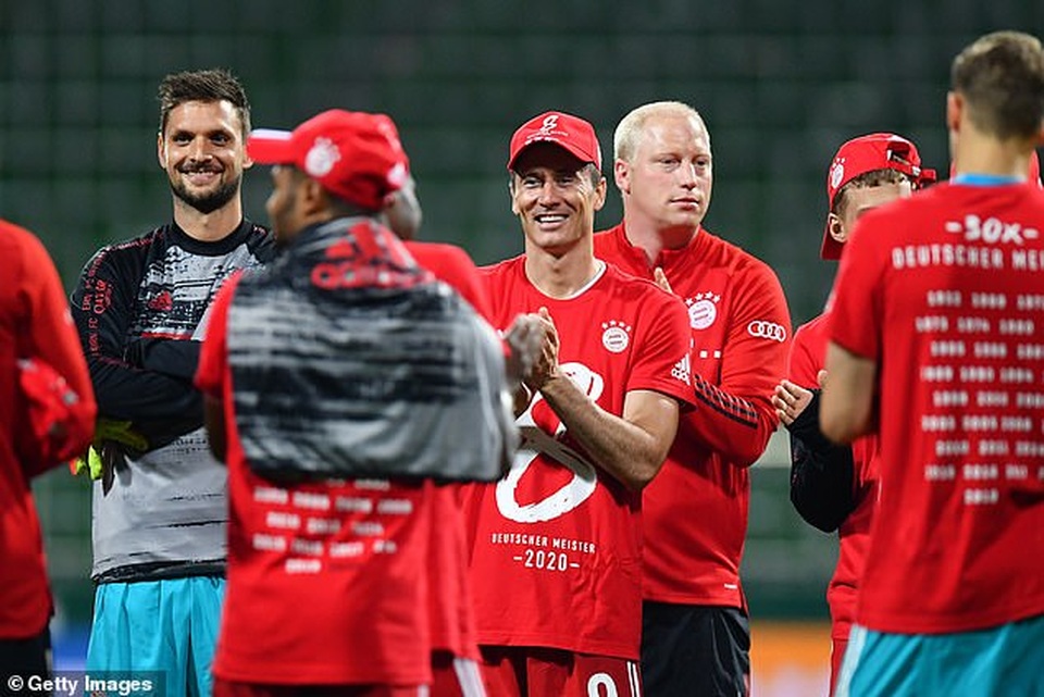 Các ngôi sao Bayern Munich đồng loạt mặc áo số 8 ăn mừng chức vô địch - 6 Các ngôi sao Bayern Munich đồng loạt mặc áo số 8 ăn mừng chức vô địch - 6