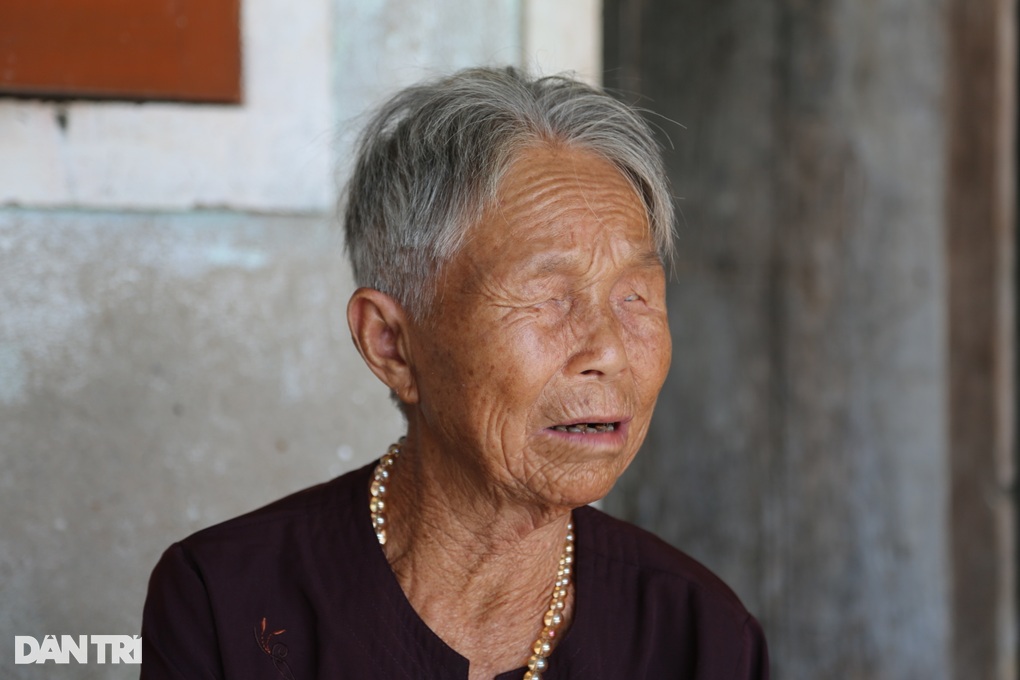 Chồng mất vì ung thư, vợ chật vật nuôi mẹ mù, con nằm một chỗ - 4 Chồng mất vì ung thư, vợ chật vật nuôi mẹ mù, con nằm một chỗ - 4