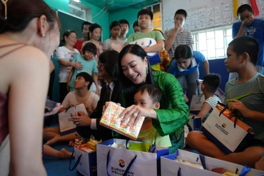 Chung Lệ Đề cùng European Wellness thăm và tặng quà trẻ tự kỷ