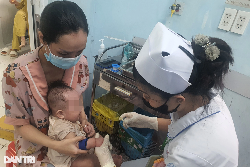 TPHCM: 7.500 trẻ đến 18 tháng tuổi chưa tiêm mũi nào vaccine 5 trong 1 - 1