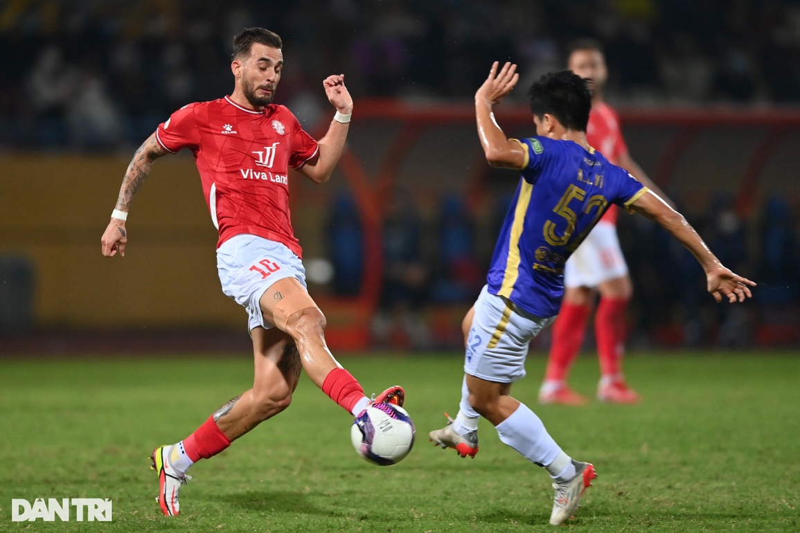 Cầu thủ đạp thẳng gầm giày nhận thẻ đỏ, CLB Hà Nội bị chia điểm - 8 Cầu thủ đạp thẳng gầm giày nhận thẻ đỏ, CLB Hà Nội bị chia điểm - 8