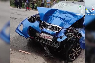 Xe khách lấn làn vượt ẩu tông trực diện xe chạy ngược chiều