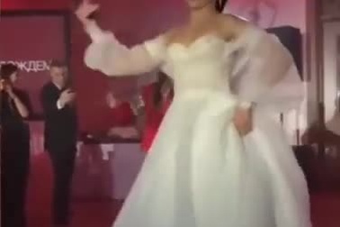 Cô dâu thể hiện màn múa kiếm điêu luyện trong lễ cưới