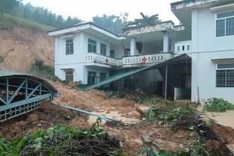 Đất đá ập xuống trạm y tế, nhân viên trực đêm thoát chết trong gang tấc