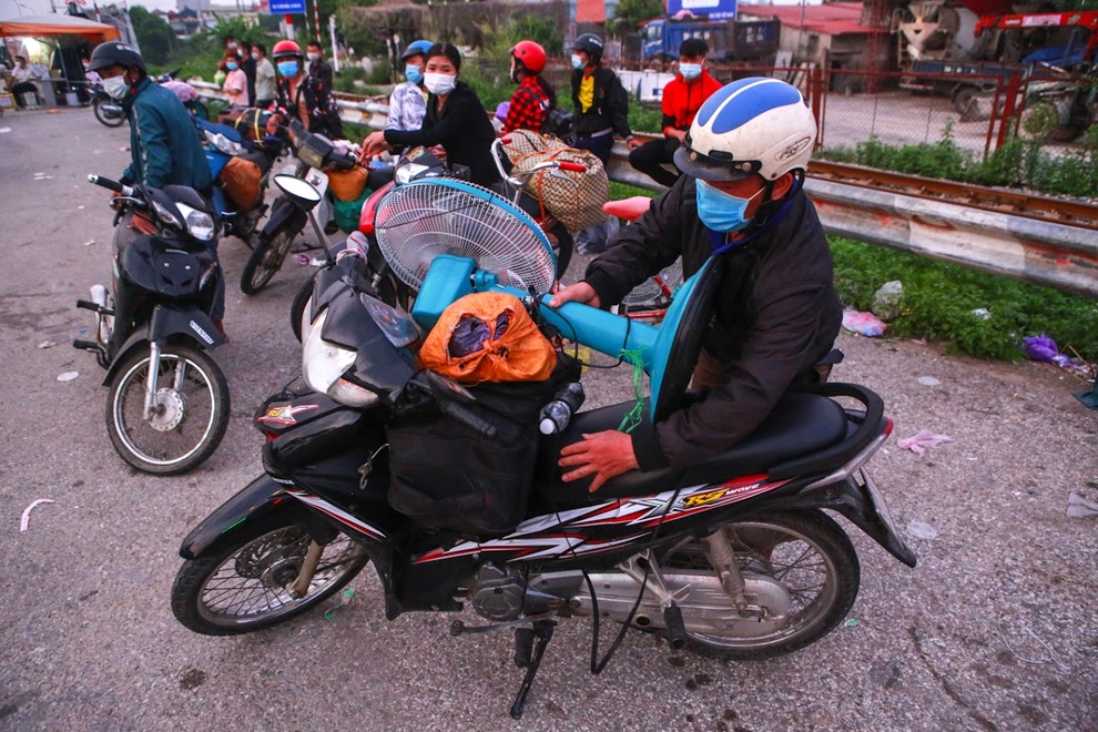 Bữa cơm vội của người dân về quê tại cửa ngõ Thủ đô - 4 Bữa cơm vội của người dân về quê tại cửa ngõ Thủ đô - 4