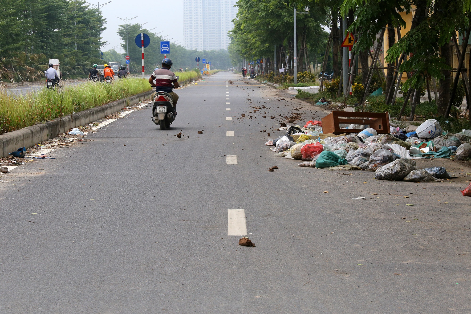 Rác ngổn ngang dọc tuyến đường nghìn tỷ giữa trung tâm Hà Nội - 10 Rác ngổn ngang dọc tuyến đường nghìn tỷ giữa trung tâm Hà Nội - 10