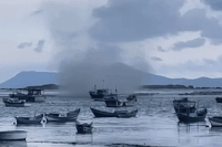 Vòi rồng cao hàng trăm mét đánh chìm nhiều tàu, ghe ở Khánh Hòa - 1