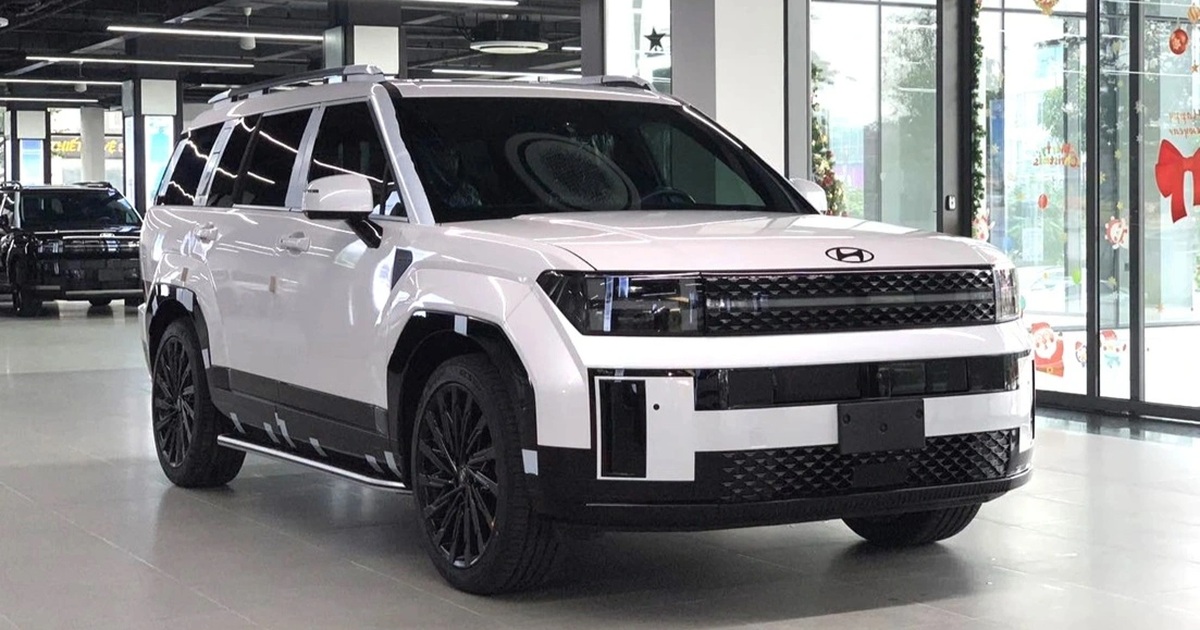 Santa Fe được giảm giá tới 200 triệu đồng, sức bán vẫn thua Toyota Fortuner