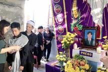 Huy động lực lượng tìm kiếm người vợ mất tích trong vụ lật thuyền đánh cá