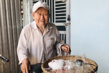 Cụ ông 90 tuổi bán đậu phộng để làm từ thiện giúp người nghèo