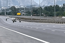 Nhóm thanh niên đi xe máy tháo biển số, lạng lách trên cao tốc