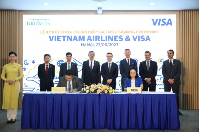 Ông Nguyễn Sỹ Thành, Giám đốc Trung tâm Bông Sen Vàng Vietnam Airlines và Bà Đặng Tuyết Dung, Giám đốc Visa Việt Nam và Lào kí kết và trao đổi biên bản hợp tác.