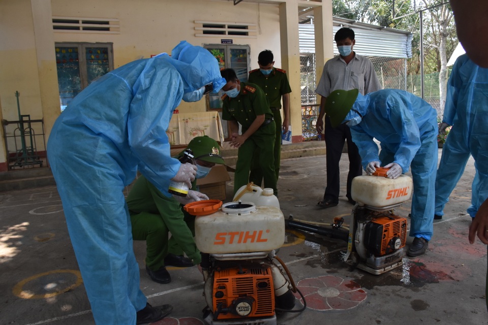 Cán bộ, chiến sỹ công an giúp bà con đồng bào số phòng, chống dịch Covid-19 - 2 Cán bộ, chiến sỹ công an giúp bà con đồng bào số phòng, chống dịch Covid-19 - 2