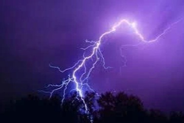 Ba người trú mưa tại lán ruộng bị sét đánh trúng, một người tử vong