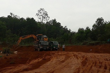 Thanh Hóa: Ngang nhiên khai thác đất trái phép giữa “thanh thiên bạch nhật”!