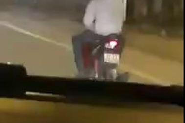 Thanh niên đầu trần chạy xe máy lạng lách trước mặt cảnh sát giao thông