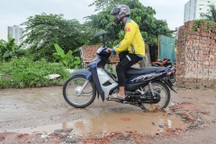 Những đoạn đường chằng chịt "ổ gà, ổ voi" giữa trung tâm Hà Nội