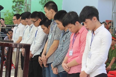 Xử nhóm thanh niên xông vào UBND phường chém người