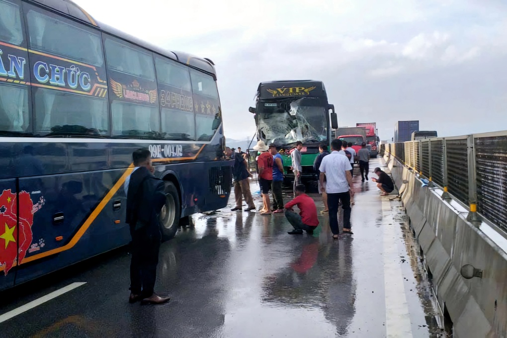 Tai nạn liên hoàn giữa 3 ô tô trên cao tốc Bắc - Nam - 1 Tai nạn liên hoàn giữa 3 ô tô trên cao tốc Bắc - Nam - 1