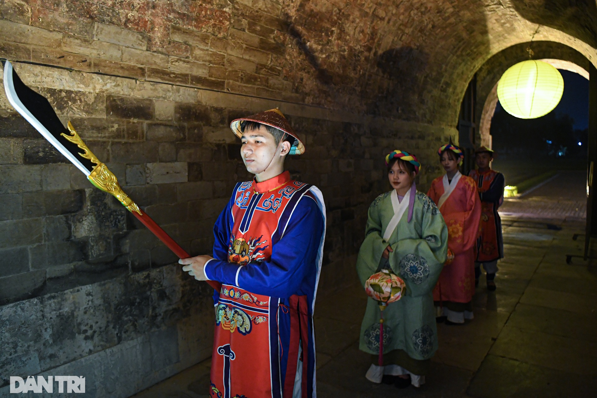 Chong đèn khám phá cấm cung nghìn năm tuổi ngay giữa Hà Nội lúc nửa đêm - 4 Chong đèn khám phá cấm cung nghìn năm tuổi ngay giữa Hà Nội lúc nửa đêm - 4