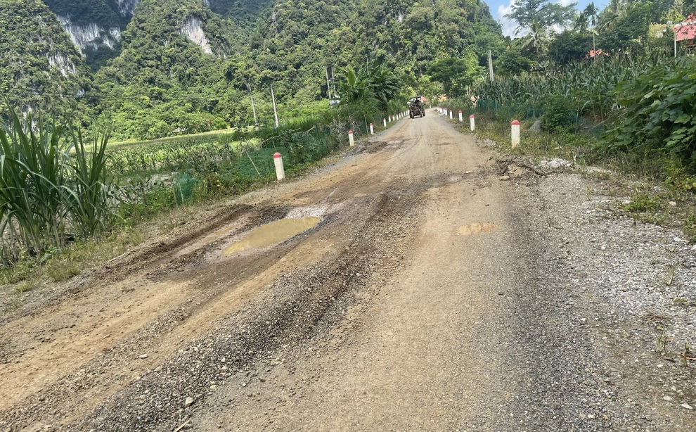 Đường hơn 70 tỷ đồng, nhiều lần đội vốn, chưa bàn giao đã hư hỏng - 5 Đường hơn 70 tỷ đồng, nhiều lần đội vốn, chưa bàn giao đã hư hỏng - 5