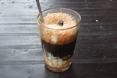 Uống ly cà phê sữa, 2 tài xế xe ôm mất sạch tài sản