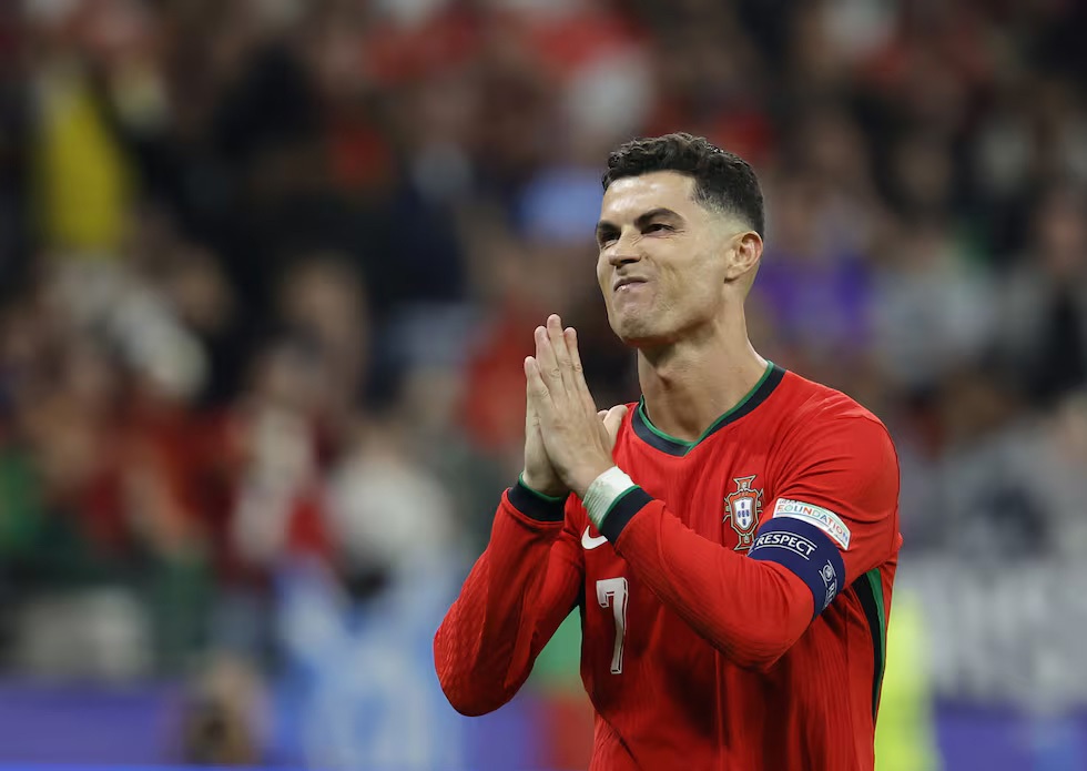 Nước mắt Pepe, tạm biệt Ronaldo và cây quyền trượng trao lại cho Mbappe - 3