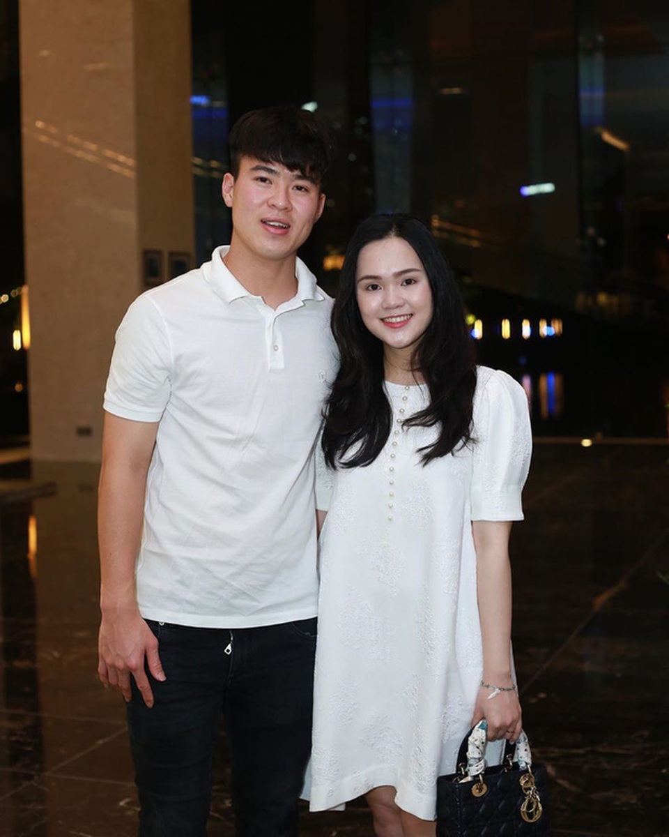 Giữa tin đồn có tin vui, vợ cầu thủ Đỗ Duy Mạnh mạnh tay sắm hàng hiệu - 1 Giữa tin đồn có tin vui, vợ cầu thủ Đỗ Duy Mạnh mạnh tay sắm hàng hiệu - 1