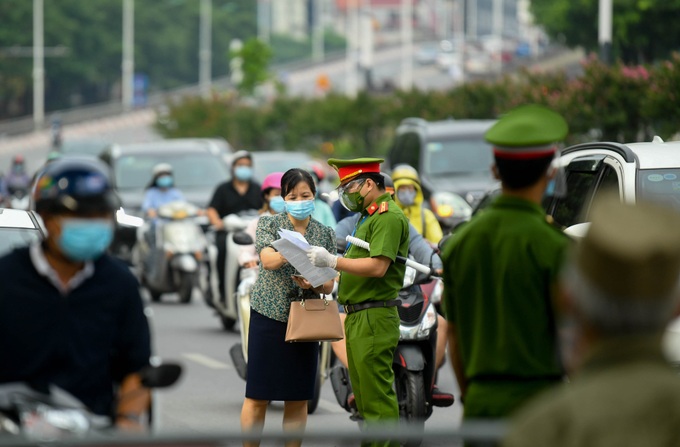 Hà Nội siết chặt việc cấp giấy đi đường, nhiều người dân ngỡ ngàng - Ảnh 5.