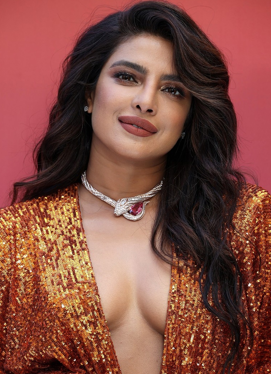 Hoa hậu Priyanka mặc váy không nội y, khoe sắc bên Lisa của Blackpink - 1 Hoa hậu Priyanka mặc váy không nội y, khoe sắc bên Lisa của Blackpink - 1