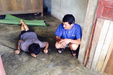 Cha câm điếc xích con tâm thần trong "căn nhà đau khổ"