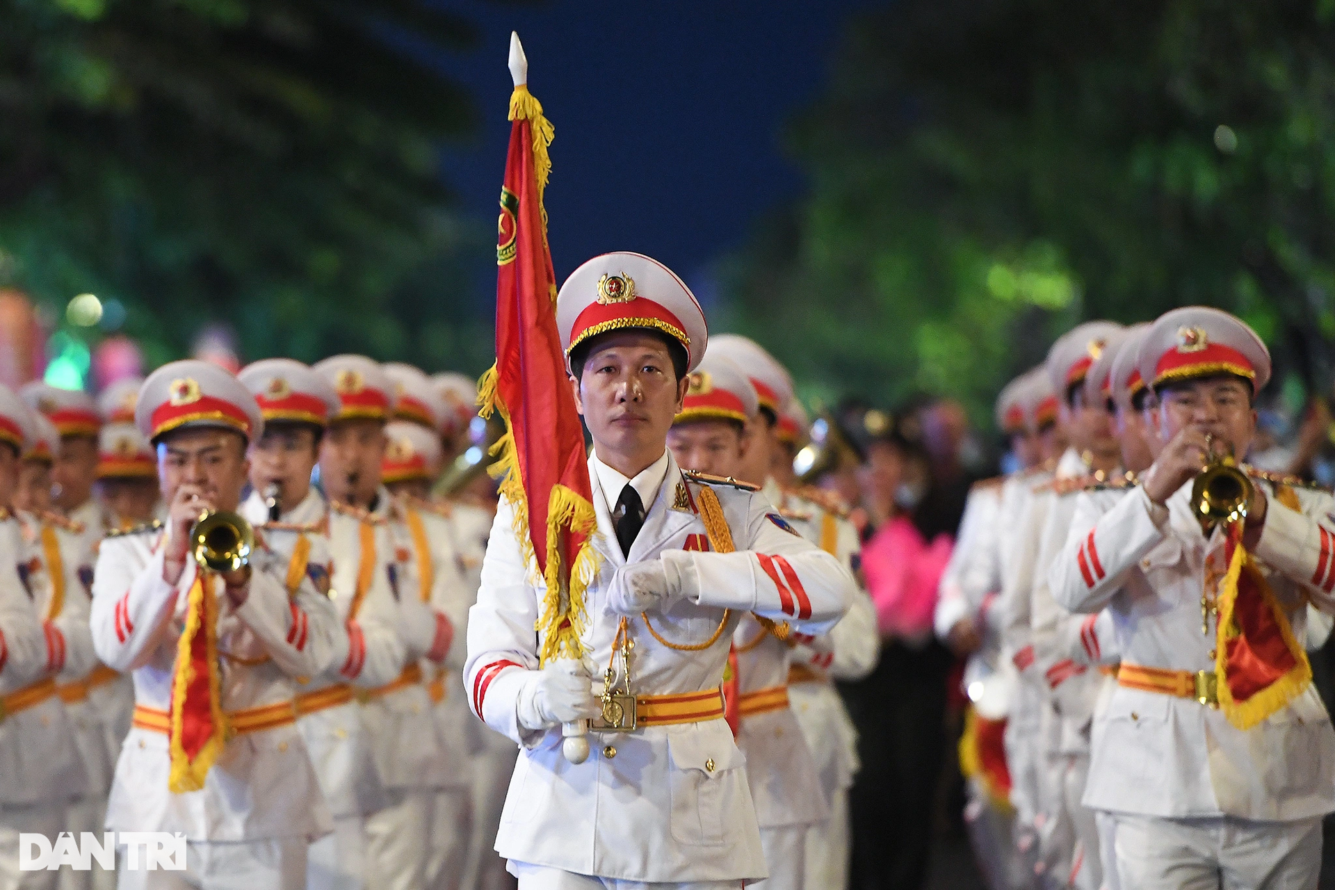 Khoảnh khắc ấn tượng trong đêm trình diễn nhạc kèn CAND trên phố Nguyễn Huệ - 10 Khoảnh khắc ấn tượng trong đêm trình diễn nhạc kèn CAND trên phố Nguyễn Huệ - 10