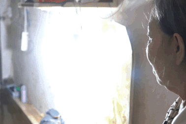 Nhà dân ngập sâu cả đêm không rút nước vì triều cường ở TPHCM