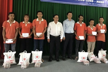 Vụ cháy 5 ngày tại Công ty may, trao 900 phần quà cho công nhân