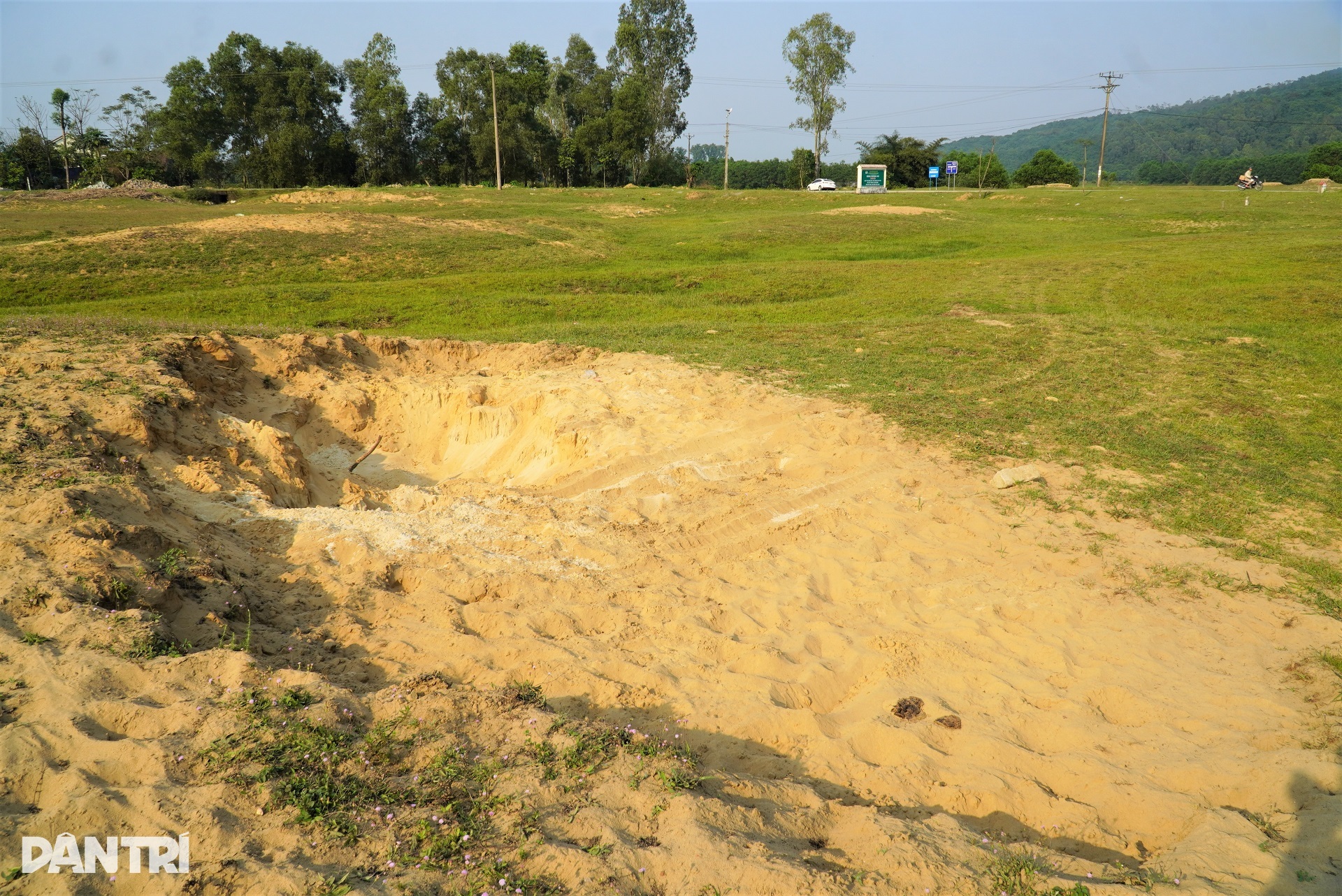 Di tích Quốc gia thành nơi chăn bò, nguy cơ bị xâm hại từ nạn tìm cổ vật - 9