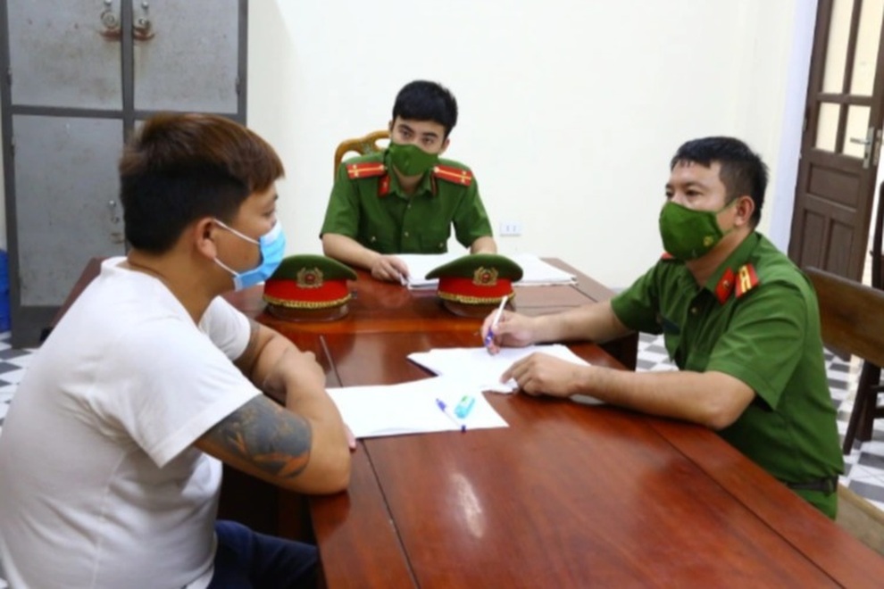 Thanh niên tát vào mặt công an khi cố tình thông chốt kiểm dịch - 1 Thanh niên tát vào mặt công an khi cố tình thông chốt kiểm dịch - 1