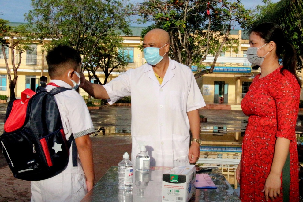 Hà Tĩnh: Học sinh háo hức trong buổi học trực tiếp đầu tiên - 4 Hà Tĩnh: Học sinh háo hức trong buổi học trực tiếp đầu tiên - 4