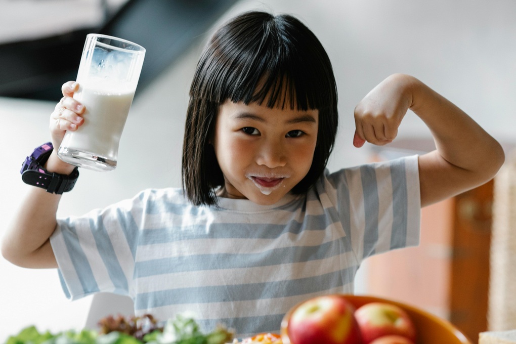 Chuyên gia giải đáp nên uống sữa vào đầu ngày hay trước khi ngủ? - 1 Chuyên gia giải đáp nên uống sữa vào đầu ngày hay trước khi ngủ? - 1