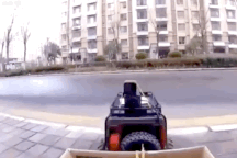 Sợ virus corona, cô gái Trung Quốc cử xe điều khiển từ xa đi mua bánh bao