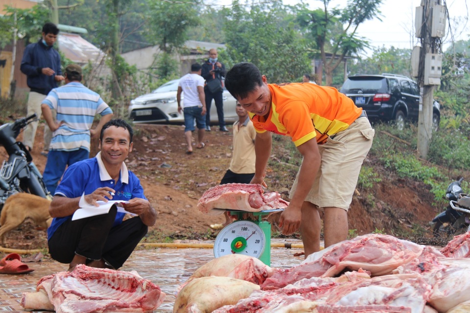 Huyện vùng cao mổ heo, tặng thịt gạo cho đồng bào khó khăn ăn Tết - 3 Huyện vùng cao mổ heo, tặng thịt gạo cho đồng bào khó khăn ăn Tết - 3