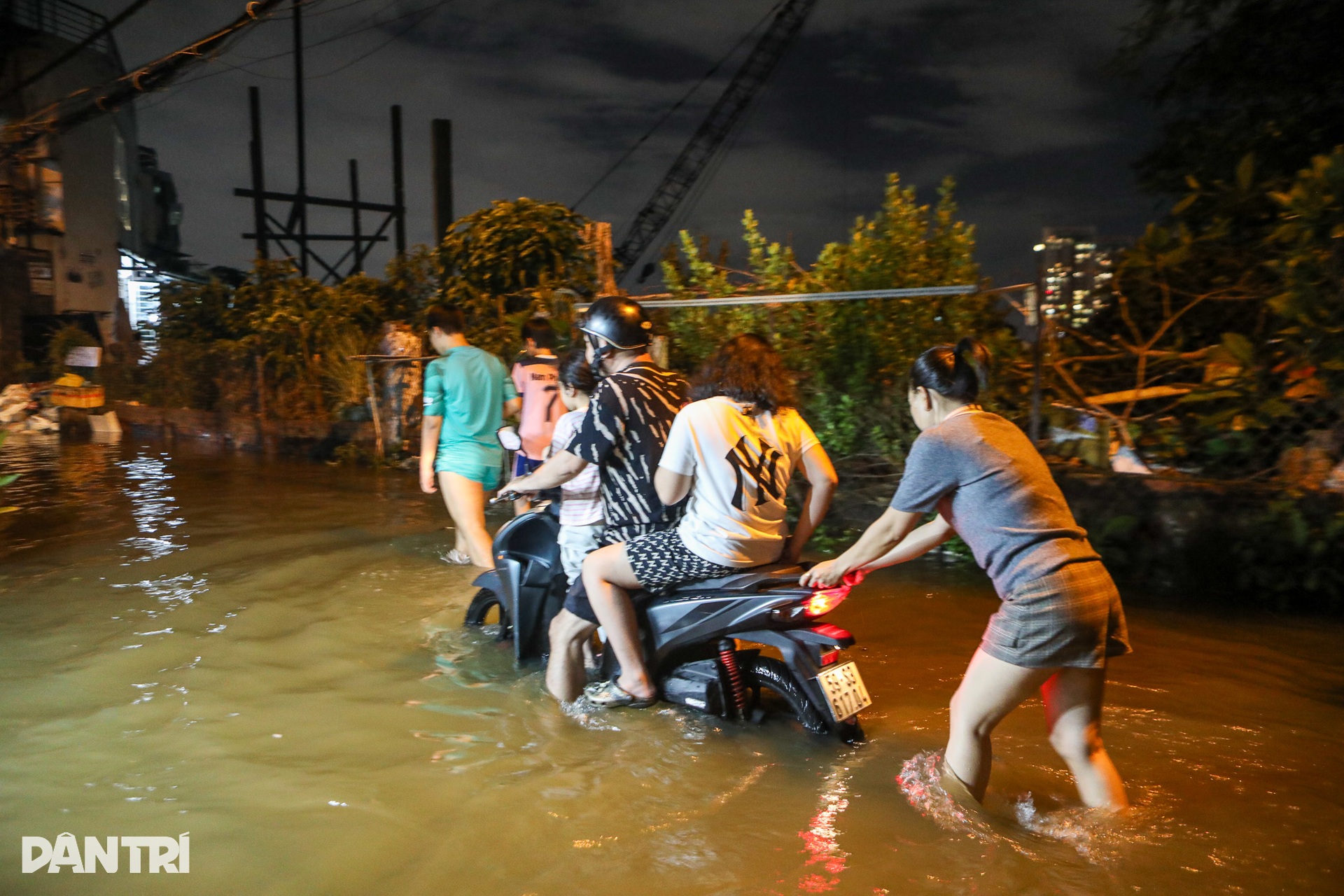 Nước tràn vào khu Thanh Đa như thác đổ khi triều cường dâng cao ở TPHCM - 11 Nước tràn vào khu Thanh Đa như thác đổ khi triều cường dâng cao ở TPHCM - 11