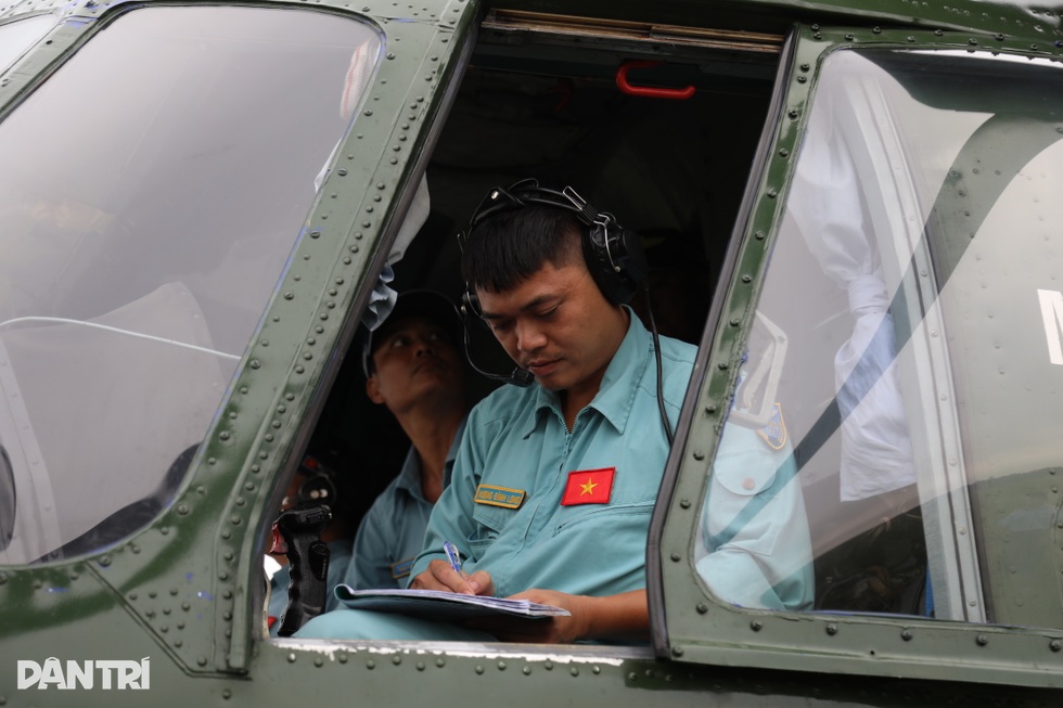 Tiết lộ đội hình bay kéo cờ lần đầu xuất hiện trên bầu trời Hà Nội cho 2/9 - 1 Tiết lộ đội hình bay kéo cờ lần đầu xuất hiện trên bầu trời Hà Nội cho 2/9 - 1