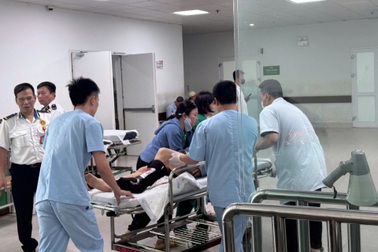 Thấy người phụ nữ nằm gục giữa đường, nam tài xế có hành động gây sốt