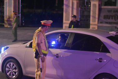 Mím môi khi thổi nồng độ cồn, tài xế nói sử dụng rượu bia từ hôm trước