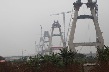 Chậm bàn giao mặt bằng dự án cầu Nhật Tân: Khó đòi 200 tỉ đồng!