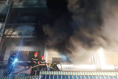 Cháy cửa hàng quần áo, 4 người nhảy từ tầng 3 xuống đất thoát thân