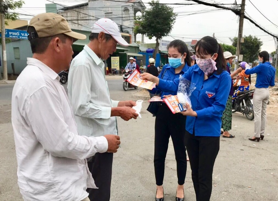 Thanh niên may khẩu trang, trao nhu yếu phẩm cho người bị cách ly - 1