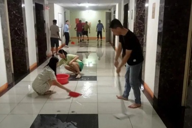 Vụ con ném dép khiến thang máy chung cư hỏng: Chốt phương án đền tiền