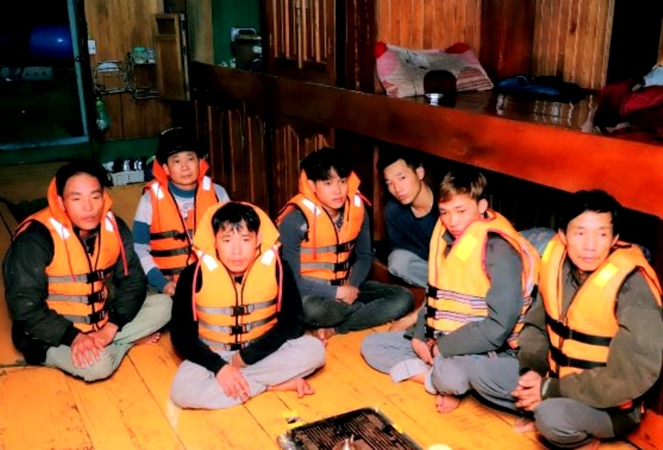 Bộ đội biên phòng cứu 7 ngư dân bị nạn trên biển - 1 Bộ đội biên phòng cứu 7 ngư dân bị nạn trên biển - 1